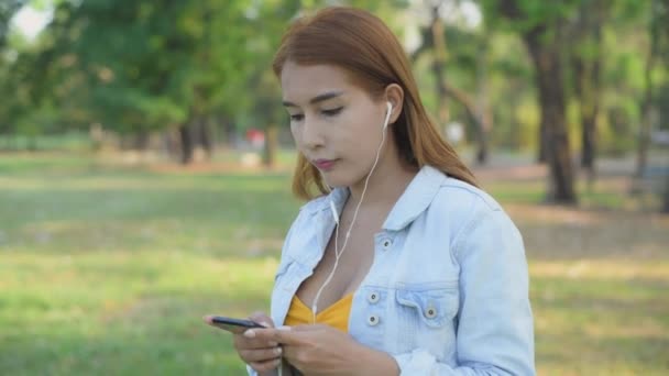 Conceito Férias Resolução Mulher Asiática Jogando Celular Jardim Ela Está — Vídeo de Stock