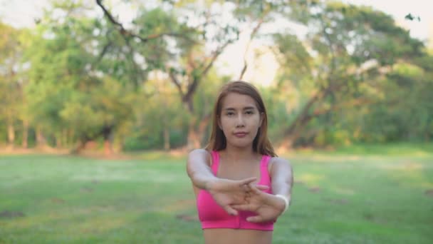 4K解像度の運動概念 運動選手は公共の庭で筋肉を伸ばしている 腕の曲げ — ストック動画