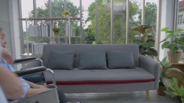 Aile kavramı 4k Kararlılığı. Anne ve kızı oturma odasında sarılıyorlar..