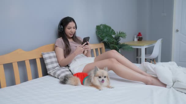 Concepto Vacaciones Resolución Mujer Asiática Sentada Dormitorio Escuchando Música — Vídeos de Stock