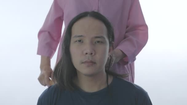 Haarpflegekonzept Von Resolution Friseur Bindet Kunden Die Haare — Stockvideo