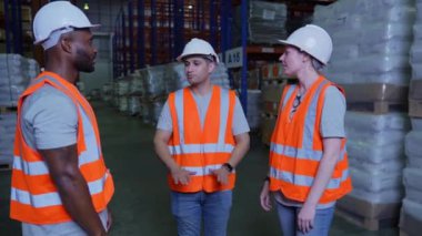 4k Kararlılığın iş konsepti. Çalışanlar depoda işbirliği yapmayı planlıyor. Birlikte çalışmak. Örgütün birliği.