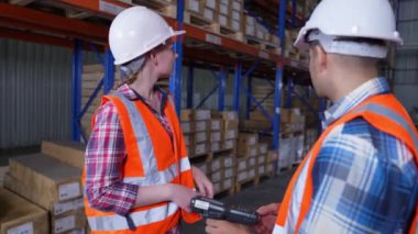 4k Kararlılığın iş konsepti. Çalışanlar depoda birlikte çalışmaktan memnundu. İçtenlikle el sıkışın.