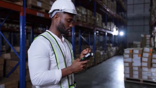 4K解析度的业务概念 非洲男人检查仓库里的货物 — 图库视频影像