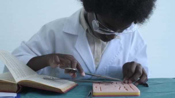 Conceito Educação Resolução Estudantes Medicina Praticam Sutura Feridas Sala Aula — Vídeo de Stock