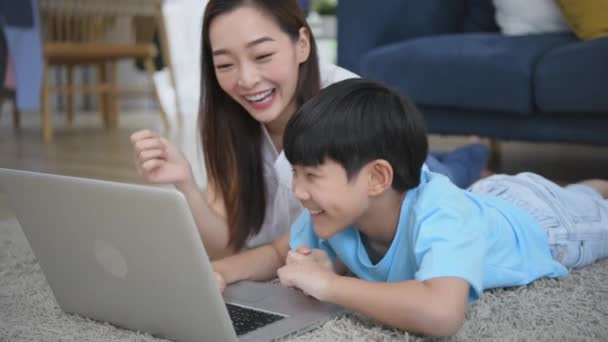 Concetto Familiare Risoluzione Madre Insegna Figlio Usare Computer Casa Enfasi — Video Stock