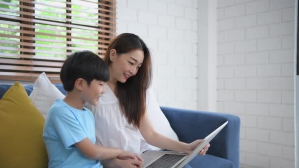 Conceito Família Resolução Mãe Filho Estão Usando Computadores Para Comunicar — Vídeo de Stock