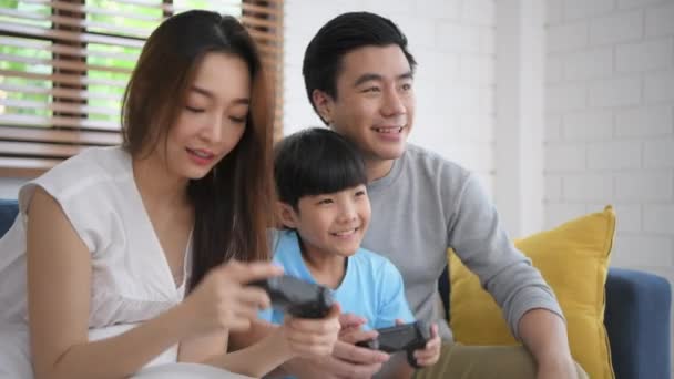 Rodinný Koncept Resolution Otec Matka Hrají Svým Synem Obýváku Aktivity — Stock video