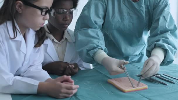 Conceito Educação Resolução Estudantes Medicina Praticam Sutura Feridas Sala Aula — Vídeo de Stock