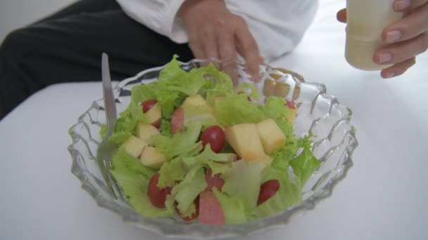 Sağlık Konsepti Çözünürlük Aşçı Salata Sosunu Meyve Sebze Tabağına Döküyordu — Stok video