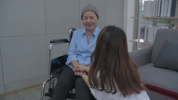Hälsobegreppet Upplösning Dotter Som Uppmuntrar Mor Att Bekämpa Sjukdom Vardagsrummet — Stockvideo