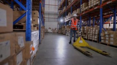 4k Kararlılığın iş konsepti. Çalışanlar malları depoya taşıyorlar..