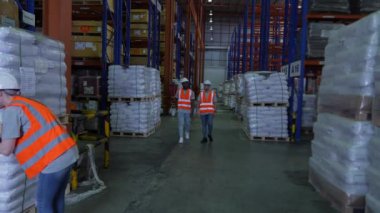 4k Kararlılığın iş konsepti. Fabrikada çalışan çalışanlar konuşuyor. İşten sonra fazla mesai. Görevler ve Sorumluluklar.