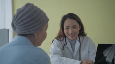 4k çözünürlüğünün tıbbi konsepti. Doktor, hastalığı hastaya açıklıyor. Bir sağlık kontrolü ayarlayın. Sonuçların açıklanması.