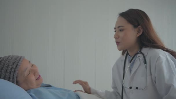 Медицинская Концепция Разрешения Врач Утешает Пациента — стоковое видео