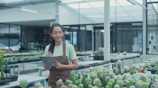 Concept Entreprise Résolution Femme Asiatique Vérifiant Les Produits Avec Tablette — Video