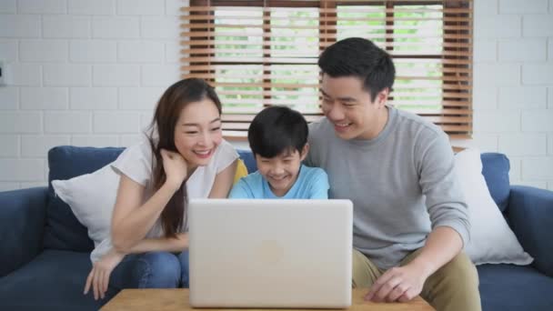 Aile Kavramı Kararlılığı Ebeveynler Oğullarına Evde Bilgisayar Kullanmayı Öğretirler Teknolojiyle — Stok video