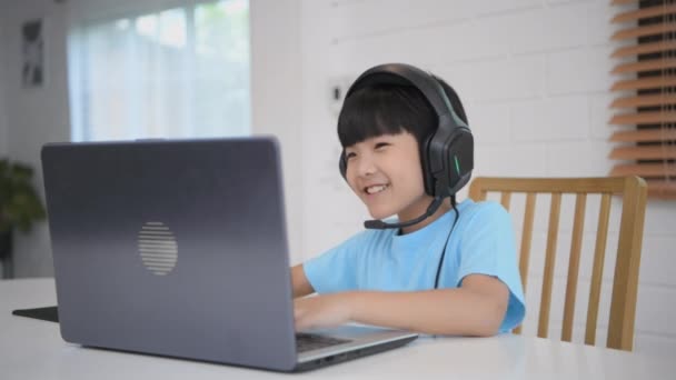 Teknikkoncept För Upplösning Asiatisk Pojke Spelar Dataspel Huset Segerglädje — Stockvideo