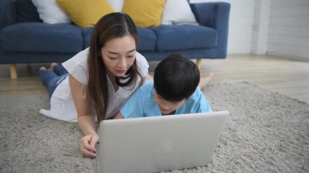 Familienkonzept Der Auflösung Mutter Lehrt Sohn Computer Hause Benutzen Schwerpunkt — Stockvideo