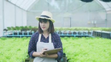 4k Çözünürlük Tarım Konsepti. İşçiler ağaçların büyümesi hakkında notlar alıyorlar. Bahçıvanın Üretim Değerlendirmesi