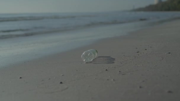 Пластиковые Загрязнения Экологические Проблемы Концепции Разрешение Добровольцы Собирают Мусор Пляже — стоковое видео