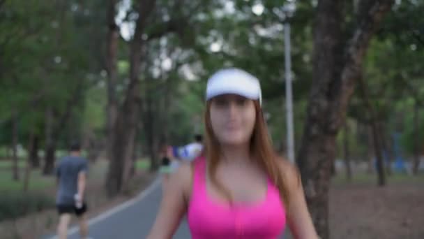 Праздничная Концепция Resolution Азиатские Женщины Занимаются Прыжками Через Скакалку Парке — стоковое видео