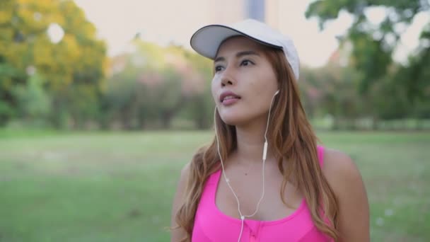 Vakantie Concept Van Resolutie Aziatische Vrouw Met Koptelefoon Tuin Luistert — Stockvideo