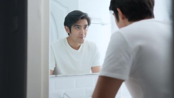 4K解像度の健康コンセプト アジア系の男が浴室で水で顔を洗っていた 肌の水分と鮮度 — ストック動画
