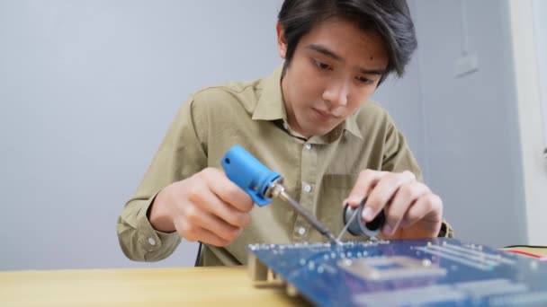 Conceito Tecnologia Resolução Homem Asiático Conectando Circuitos Eletrônicos Casa Reparação — Vídeo de Stock