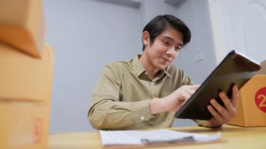 4k Kararlılığın iş konsepti. Ofiste Asyalı adam ürünleri sunuyor..