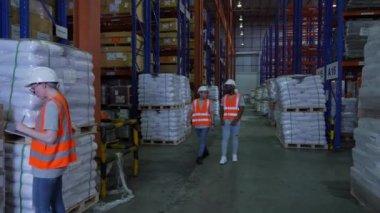 4k Kararlılığın iş konsepti. Fabrikada çalışan çalışanlar konuşuyor. İşten sonra fazla mesai. Görevler ve Sorumluluklar.