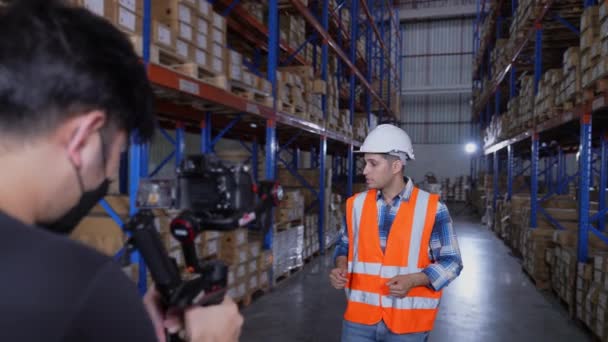 Bedrijfsconcept Van Resolution Manager Geeft Een Interview Fabriek — Stockvideo