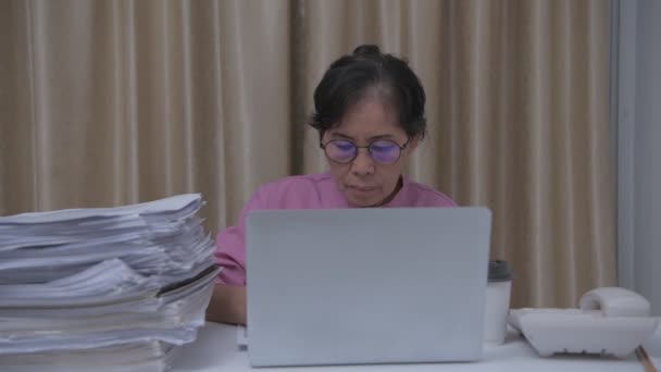 4K解像度のビジネスコンセプト アジア系のおばあちゃんが家のパソコンを使って — ストック動画