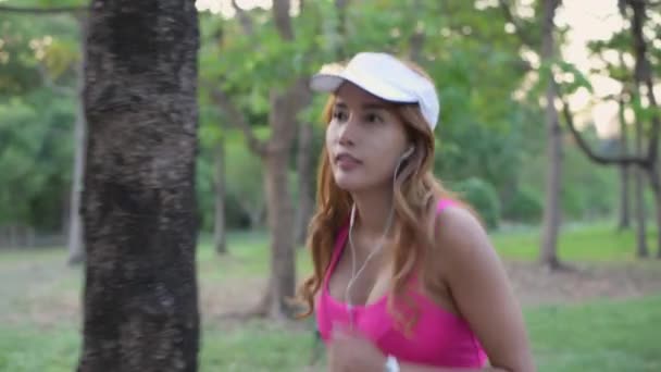 Motion Koncept Upplösning Asiatisk Kvinna Joggar Parken — Stockvideo