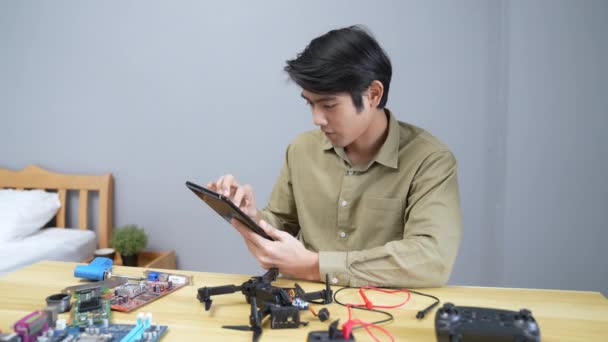 Concept Technologique Résolution Asiatique Homme Fixation Drone Dans Chambre — Video
