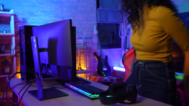 4K解像度の休日の概念 リビングルームでゲームをしているアジアの女性 オンラインゲームをプレイする楽しさ — ストック動画