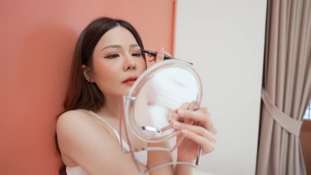 Conceito Beleza Resolução Meninas Asiáticas Fazem Maquiagem Cama Quarto — Vídeo de Stock