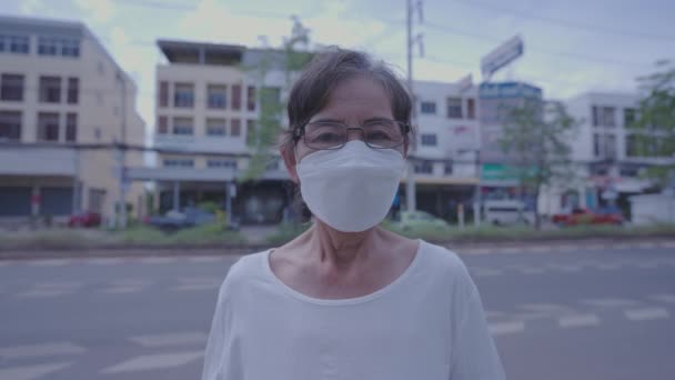 4K解像度的健康概念 一位老太婆面带微笑 戴着一副有城市背景的面具 竖起大拇指 — 图库视频影像