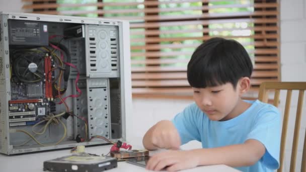 Onderwijs Concept Van Resolutie Jongen Leert Computer Repareren Met Een — Stockvideo