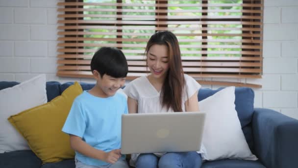 Concepto Familiar Resolución Madre Enseñando Hijo Usar Computadora Casa Énfasis — Vídeos de Stock