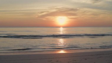 4k Çözünürlüğün Doğa Görüşü. Dalgalar sahile vuruyor..