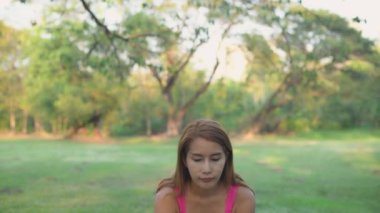 4k Çözünürlük alıştırması. Sporcular bahçede kaslarını esnetiyorlar..