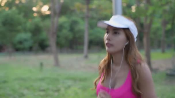 Concept Exercice Résolution Femme Asiatique Jogging Dans Parc — Video