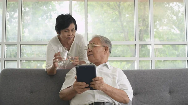 Aile kavramı. Kadın evde kocasına göz kulak oluyor. 4k Çözünürlüğü.