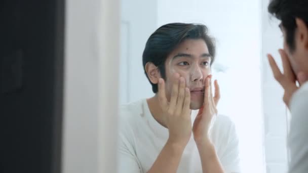 4K分辨率的健康概念 亚洲人在浴室里用水洗脸 皮肤的水分和新鲜度 — 图库视频影像