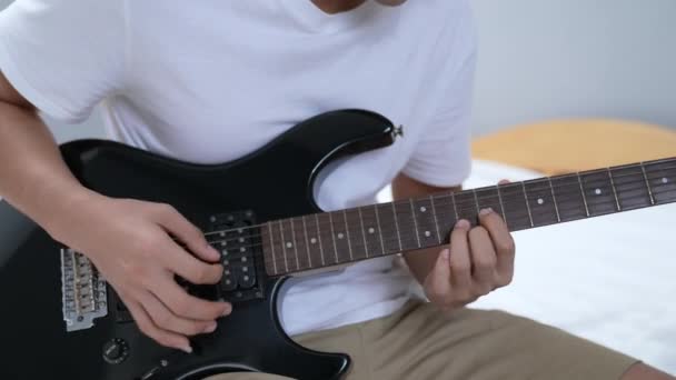 Concept Vacances Résolution Asiatique Homme Pratiquant Guitare Électrique Dans Chambre — Video