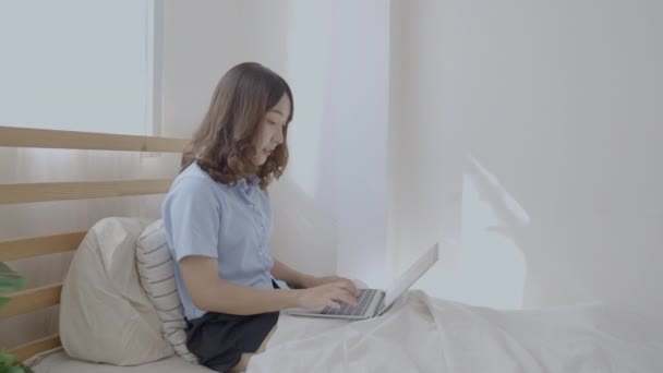 Semester Koncept Upplösning Asiatiska Tjejer Som Arbetar Med Datorer Sovrummet — Stockvideo