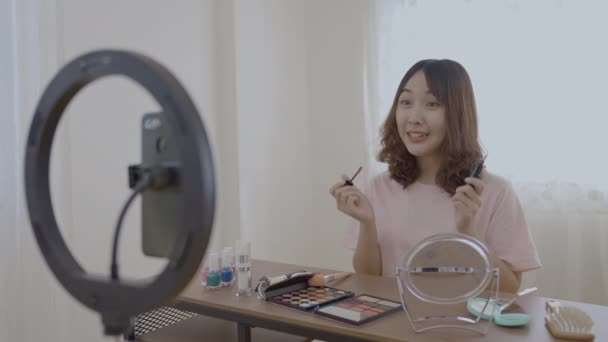 Concepto Vacaciones Resolución Asiático Niñas Están Enseñando Maquillaje Internet Casa — Vídeo de stock