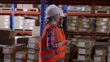 4k Kararlılığın iş konsepti. Depoda birlikte çalışan çalışanlar..