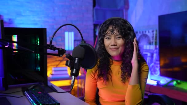 Tatil Konsepti Çözünürlük Asyalı Kadınlar Çevrimiçi Radyo Programı Sunuyorlar Disk — Stok video